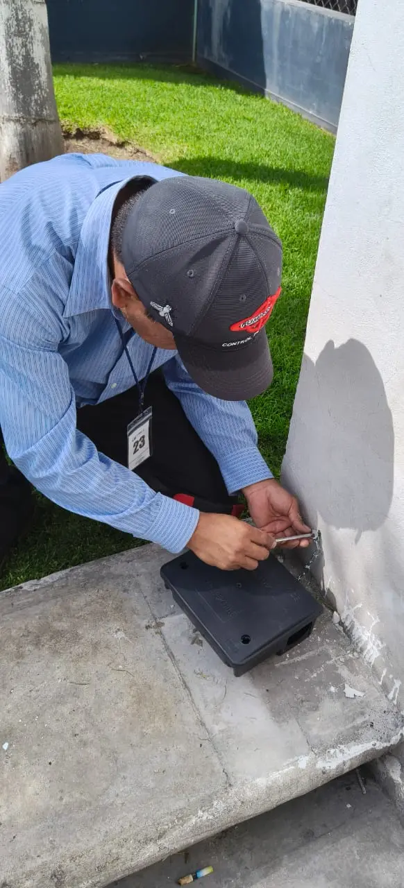 Técnico de FUMIESCAL revisando una estación de monitoreo exterior