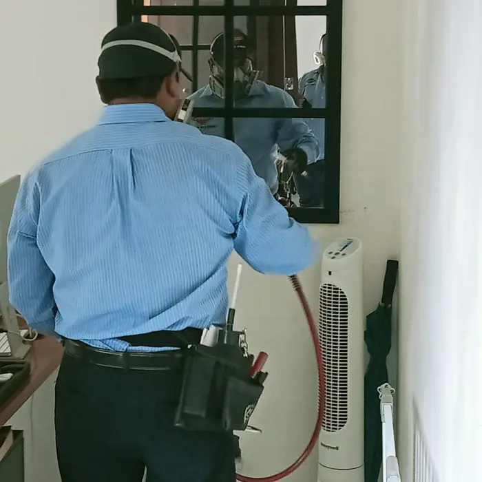 Técnico de FUMIESCAL atendiendo un espacio de trabajo interior